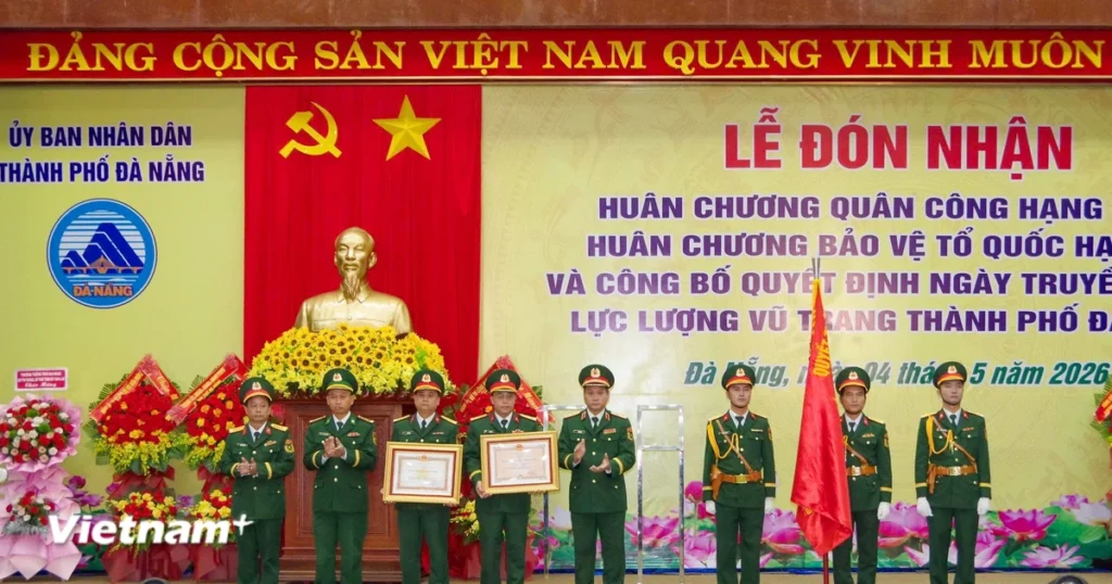 Lực lượng vũ trang Đà Nẵng vinh dự đón nhận Huân chương Quân công hạng Nhất 1 2026 05 04 bochihuy quansu trao huanchuong 6