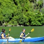 cheo thuyen kayak va thuyen cheo tay tren vinh ha long 6409618