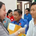 pho chu tich nuoc tang qua gia dinh chinh sach cong nhan va tre em tai vinh long 1