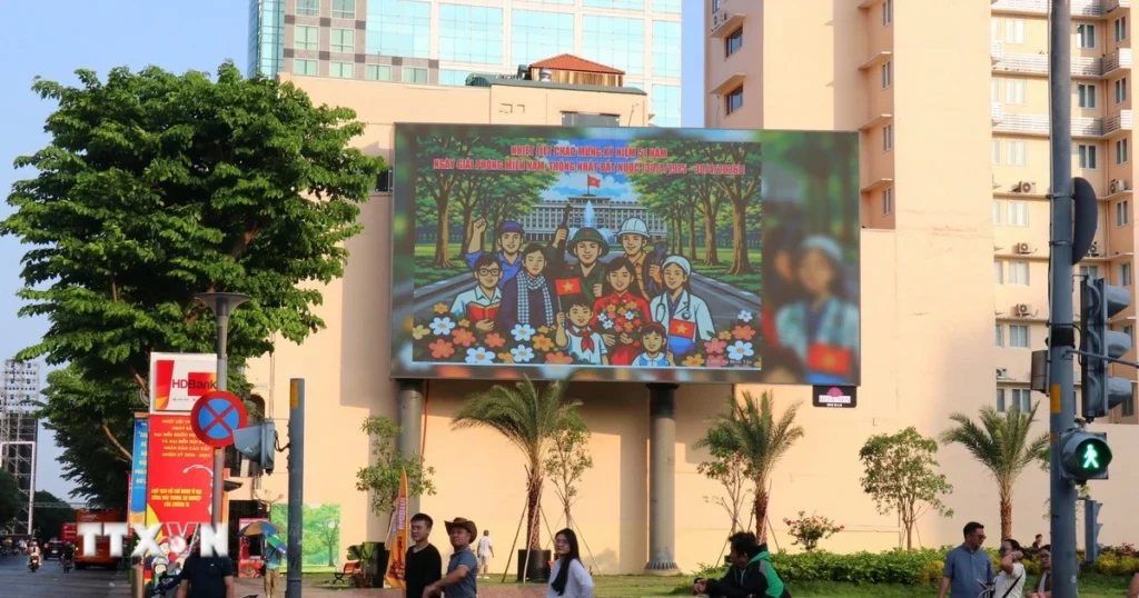 tp ho chi minh ron rang co hoa chao mung 51 nam ngay thong nhat dat nuoc 11 resize
