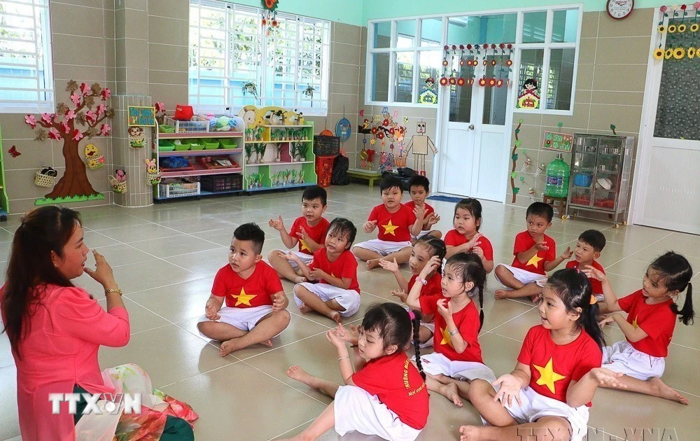 Làm tắt tiếng luận điệu thù địch: Quyết sách và hoạt động thực chất vì trẻ em 1 thang hanh dong vi tre em va ngay quoc te thieu nhi 16 tre em hanh phuc an toan vung buoc trong ky nguyen so 8789197 3