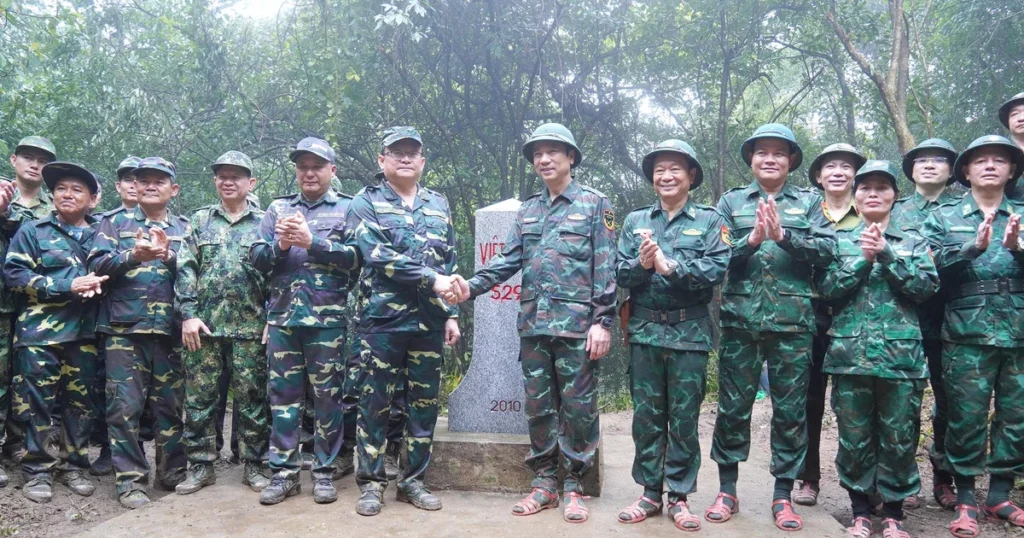 Phối hợp quản lý, bảo vệ biên giới giữa hai nước Việt Nam và Lào 1 tuan tra bien gioi viet lao