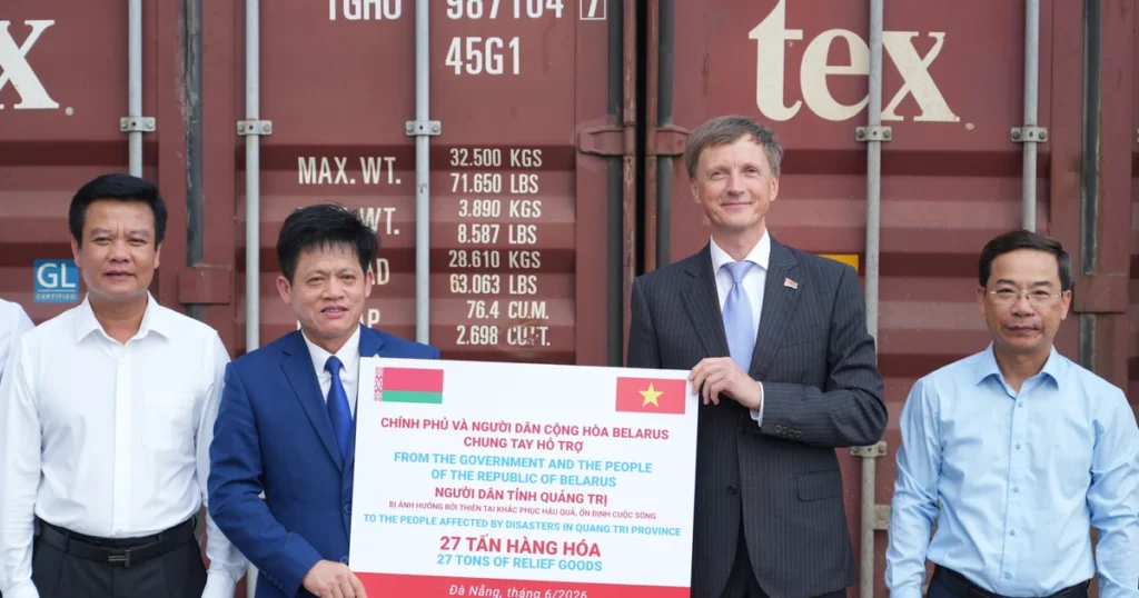 Chính phủ Belarus viện trợ hơn 27 tấn hàng hóa thiết yếu cho người dân vùng lũ Quảng Trị 1 vn tiepnhanvientro01