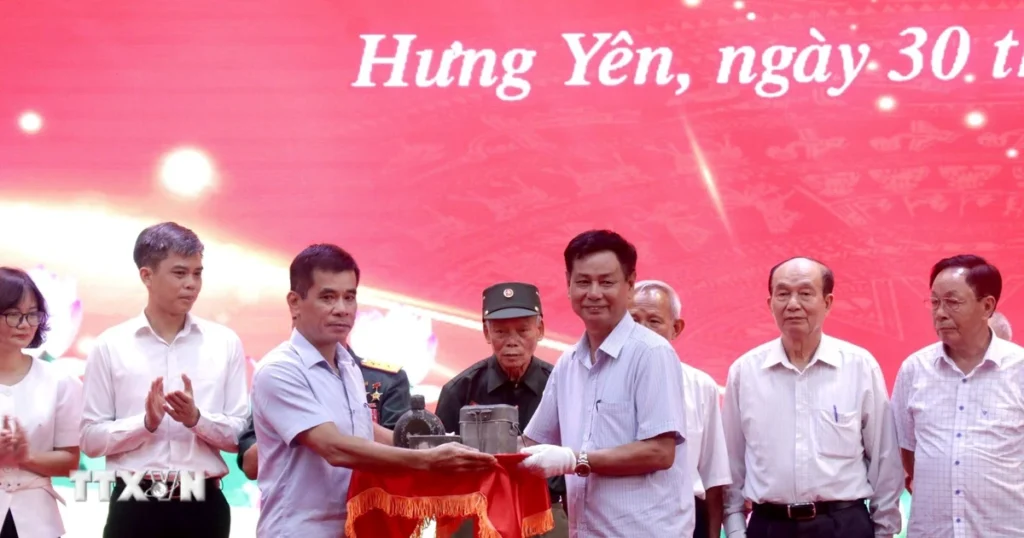 hung yen ban giao hon 200 tai lieu tu lieu hien vat xay dung bao tang dang cong san viet nam 1