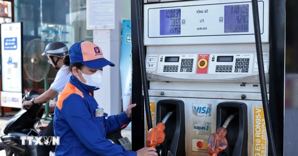 Sẽ thêm 6 thương nhân đầu mối được cấp phép phối trộn E10 trong tháng 7 1 petrolimex tien phong chuyen sang ban xang sinh hoc e10 8780805