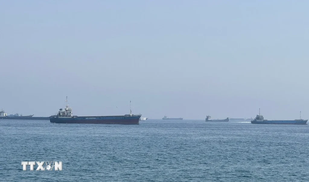 Lượng dầu vận chuyển qua eo biển Hormuz vượt 10 triệu thùng mỗi ngày 1 tau thuyen luu thong tro lai qua eo bien hormuz resize