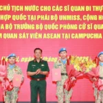 trao quyet dinh cua chu tich nuoc cho cac si quan di thuc hien nhiem vu tai lien hop quoc 0307