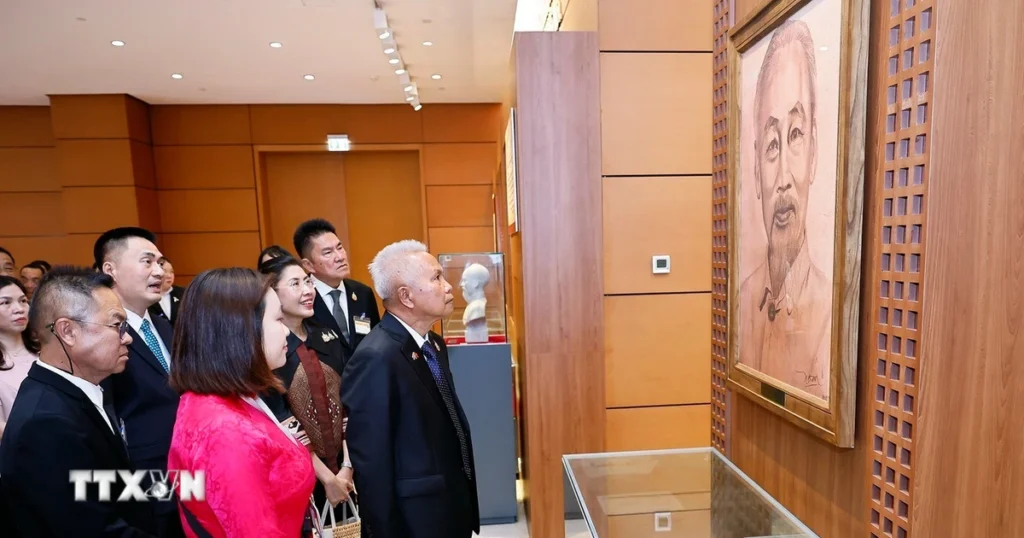 Chủ tịch Quốc hội kiêm Chủ tịch Hạ viện Thái Lan tham quan Nhà Quốc hội 1 0508 chu tich quoc hoi thai lan tham quan nha quoc hoi 2