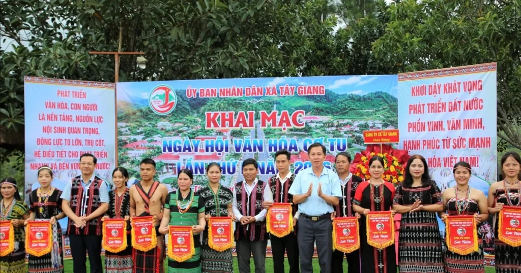 Xã Tây Giang khai mạc Ngày hội văn hóa Cơ Tu lần thứ 1 1 11 9805