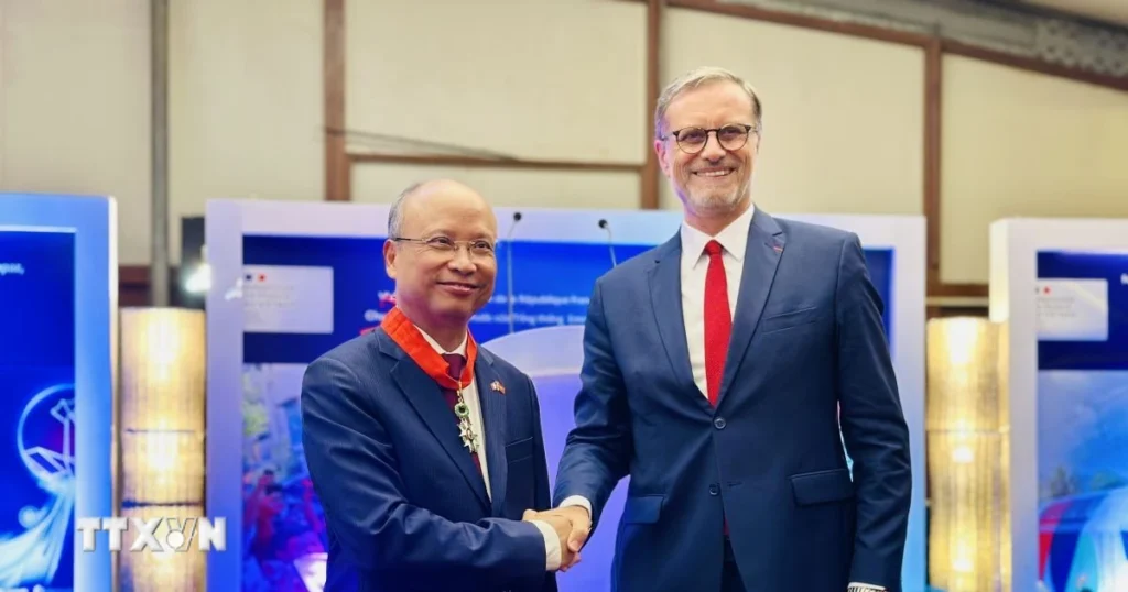 Trao Huân chương Bắc đẩu Bội tinh của Pháp tặng Đại sứ Đinh Toàn Thắng 1 dai su dinh toan thang 2