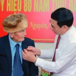 dai tuong phan van giang trao huy hieu 80 nam tuoi dang tai thai nguyen 8983364 1