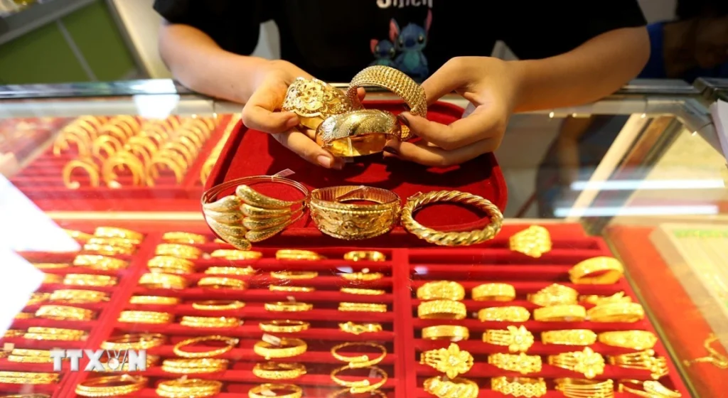Giá vàng thế giới tăng khoảng 1% khi giá dầu hạ nhiệt 1 gia vang2