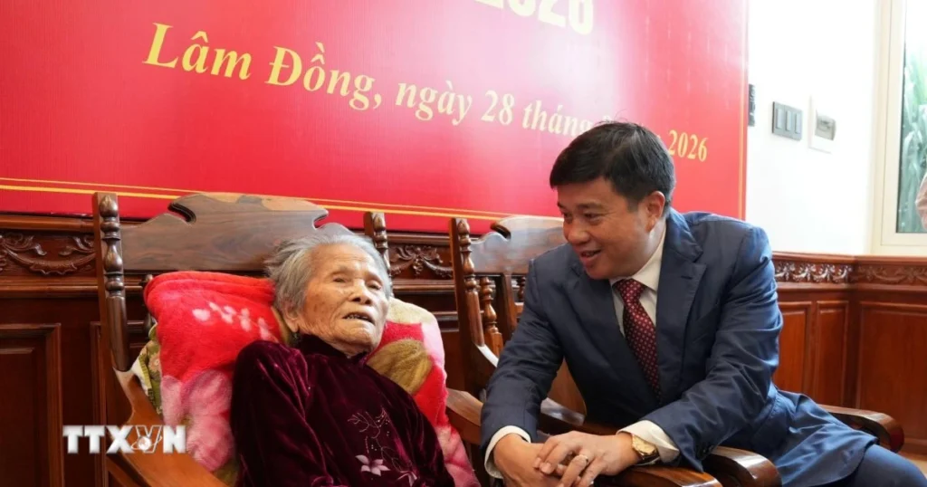 lam dong trao huy hieu 80 nam tuoi dang cho dang vien lao thanh 2808