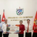 le trao khoan ho tro tri gia 100 ty dong tang nhan dan cuba 1