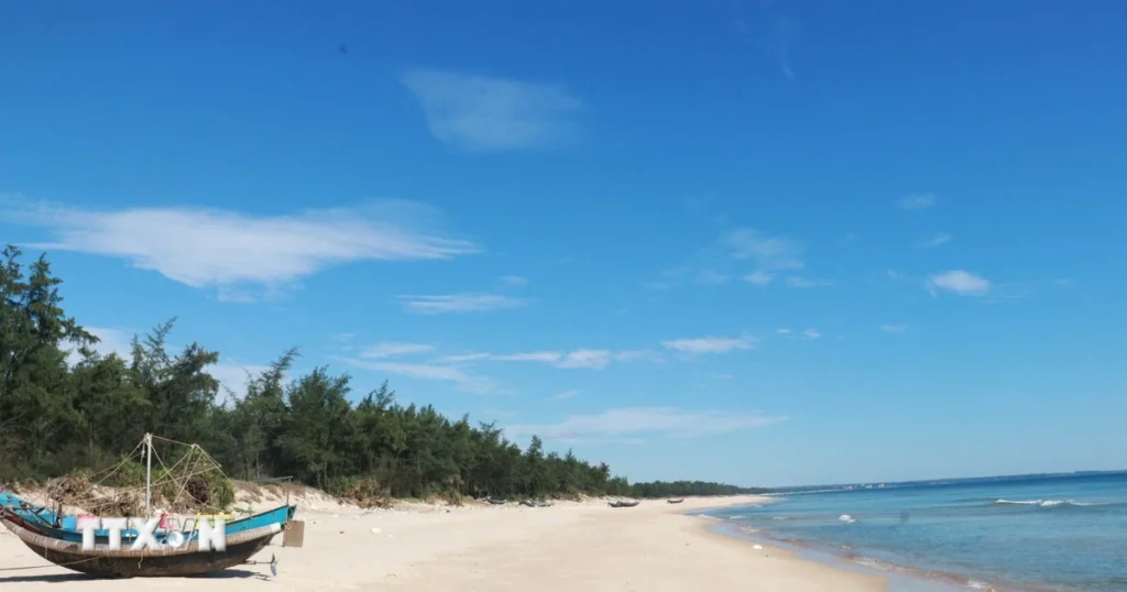 Quảng Trị: Vẻ đẹp hoang sơ, yên bình của bãi biển Cửa Việt-Bến Hải 1 quang tri ve dep tu nhien cua bai bien cua viet ben hai cover