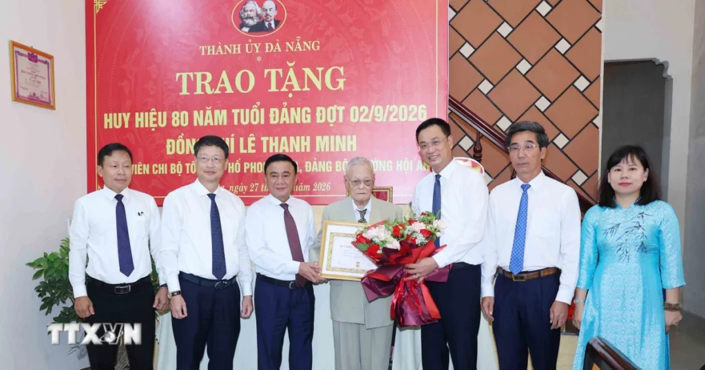 thuong truc ban bi thu tran cam tu trao huy hieu 80 nam tuoi dang cho dang vien lao thanh le thanh minh thanh pho da nang 8985716
