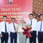 thuong truc ban bi thu tran cam tu trao huy hieu 80 nam tuoi dang cho dang vien lao thanh le thanh minh thanh pho da nang 8985716