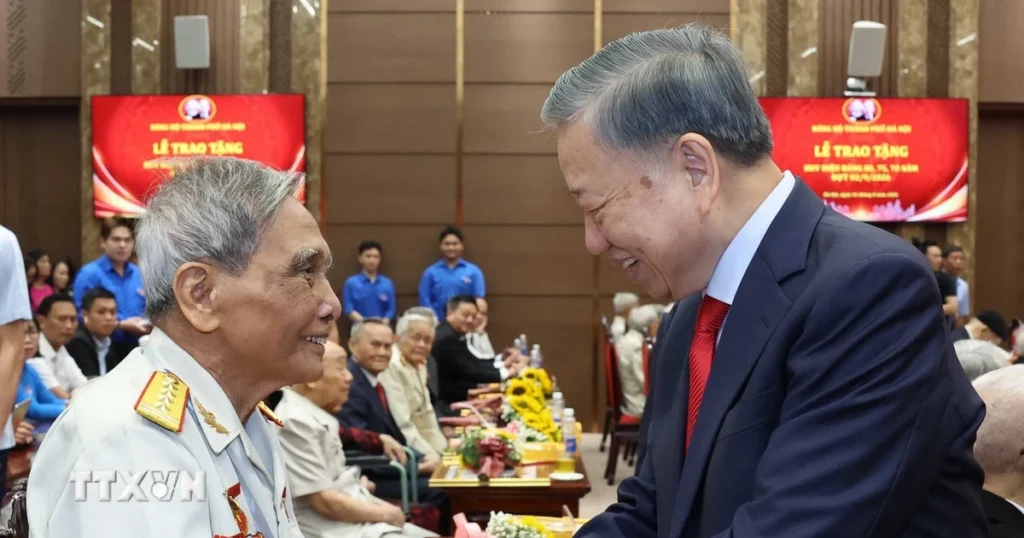 Trọn đời giữ vững lời thề, trao gửi niềm tin, ý chí cách mạng 1 tong bi thu chu tich nuoc du le trao tang huy hieu dang cho dang vien lao thanh o ha noi 13
