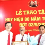 trao huy hieu 80 nam tuoi dang cho hai dang vien lao thanh tai vinh long 30 1