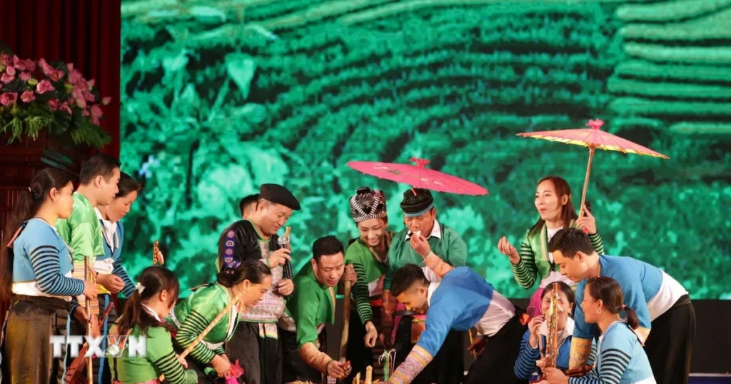 Lễ Mừng cơm mới của người Mông - Nơi hạt lúa kết nối con người và nguồn cội 1 2808 cung mung com moi dan toc mong
