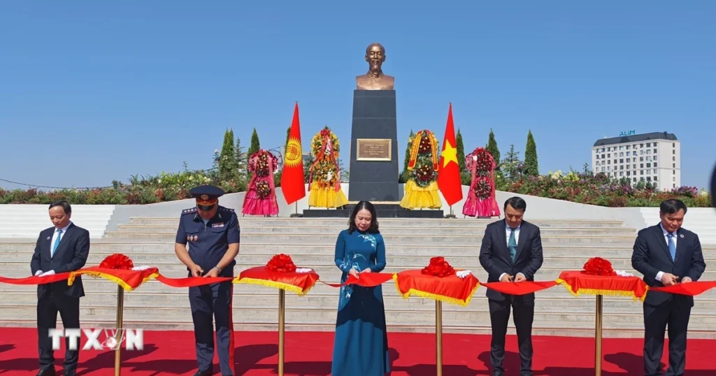 vna potal pho chu tich nuoc vo thi anh xuan du khanh thanh tuong dai ho chi minh tai bishkek 8995101